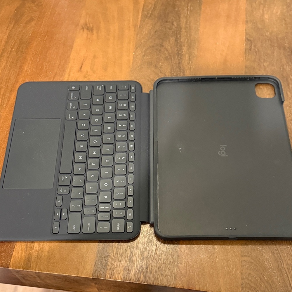 Logitech iPad 11’ Pro Tablet Keyboard Folio